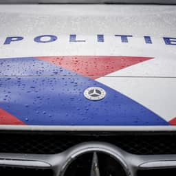 Auto negeert stopteken, crasht tegen woning en vliegt in brand bij Belgische grens