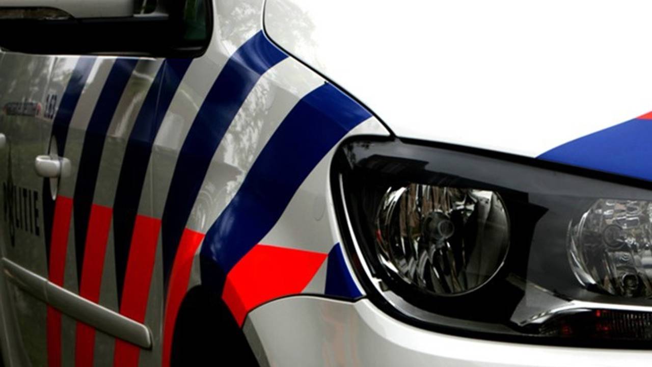 Politieauto rijdt voetganger aan op vluchtstrook A50 bij Schaijk