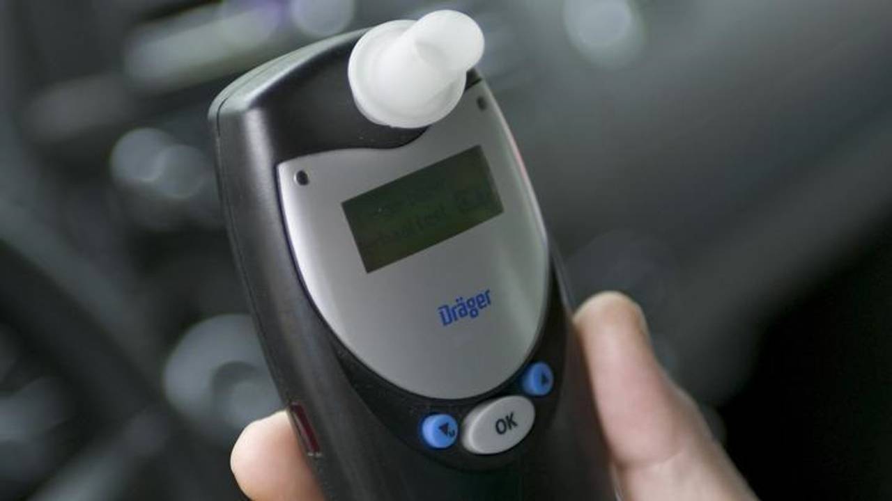 Automobilist (69) doet alsof hij dronken is, krijgt 620 euro aan boetes mee