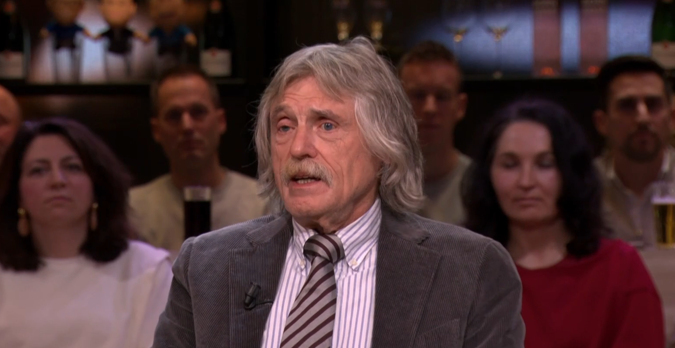 Johan Derksen wil iets kwijt over Sander Schimmelpennick: ‘Maar daar zit een bijzónder domme VVD’er’