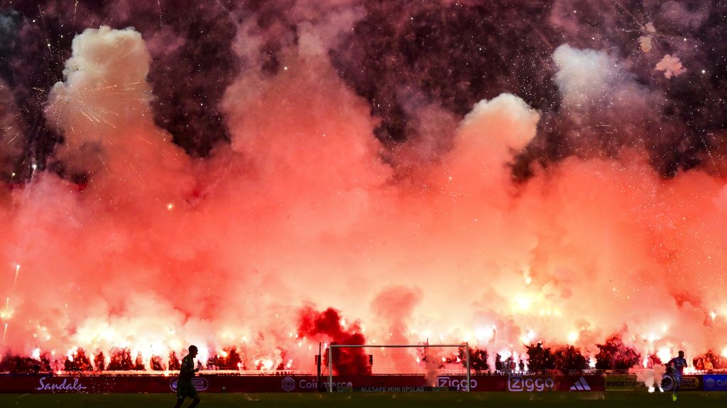 Twee aanhoudingen om vuurwerkincident bij Ajax tegen Groningen