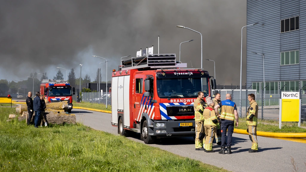 Enorme rookpluimen boven Almere door grote brand in datacenter