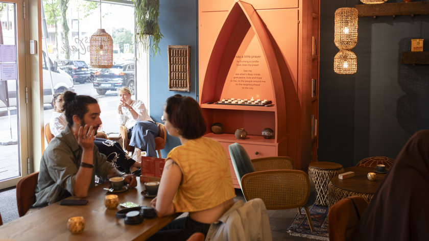 Hemelsbreed Café heeft iets heiligs te pakken. ‘Alles wat ik wist over kerk-zijn moest overboord’