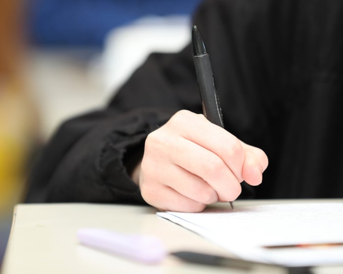 Reading and writing worsens in Australian schools as one in three students fail to meet Naplan benchmarks