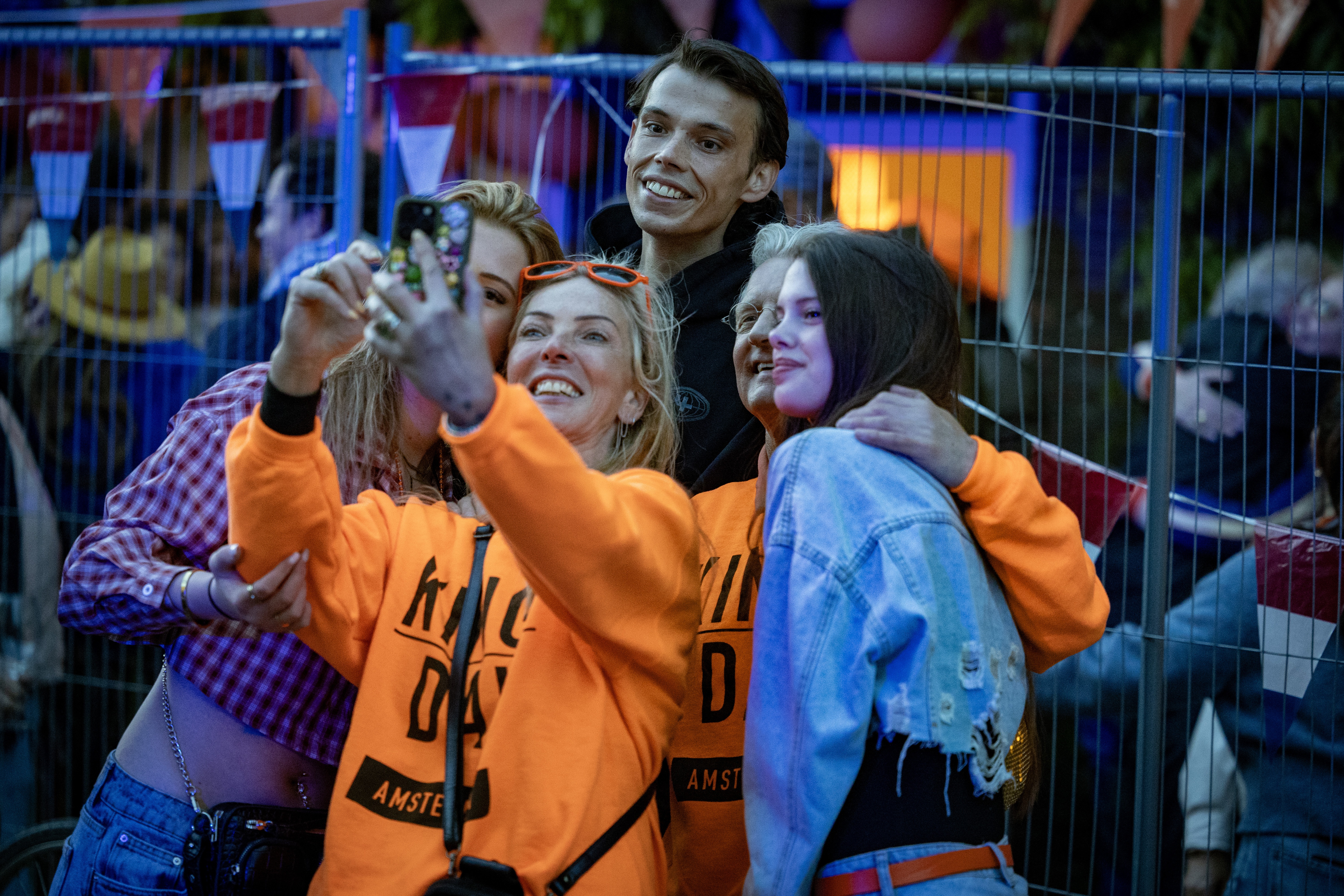 Koningsnacht druk maar gemoedelijk: volle treinen en overvolle pleinen in Utrecht