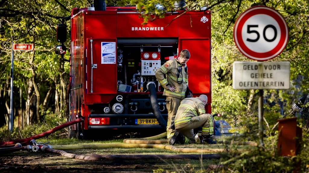 Natuurbrand bij 't Harde nog niet onder controle, brandweer heeft hele dag nog nodig