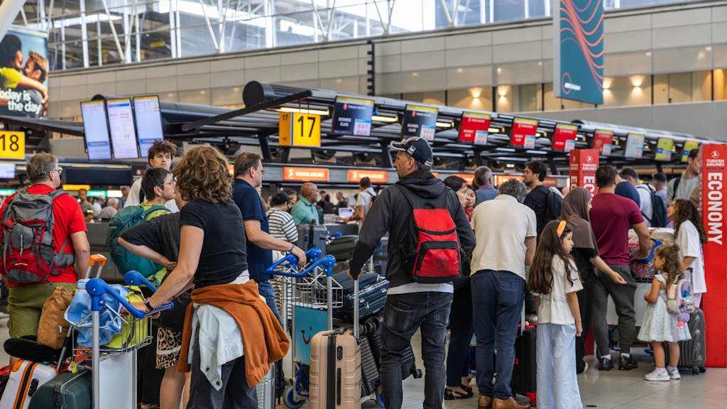 Schiphol ziet aantal vluchten dalen, maar vliegtuigen voller en winst hoger