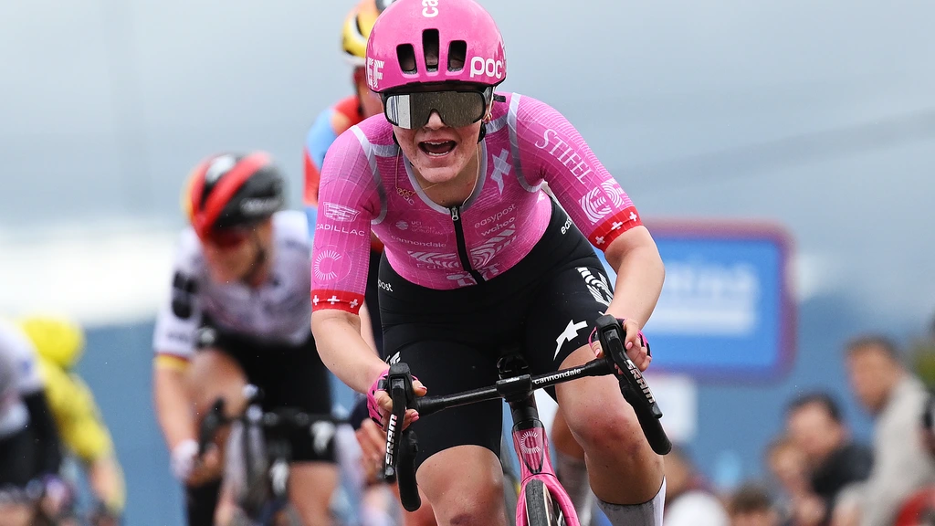Rüegg wint openingsrit Vuelta na chaotische finale, Vos valt in greppel