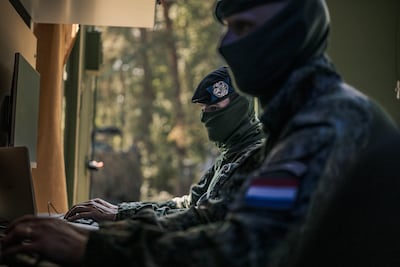 Militairen met hackers naar het slagveld: ‘Waarom brug bombarderen als je ‘m kan openen?’