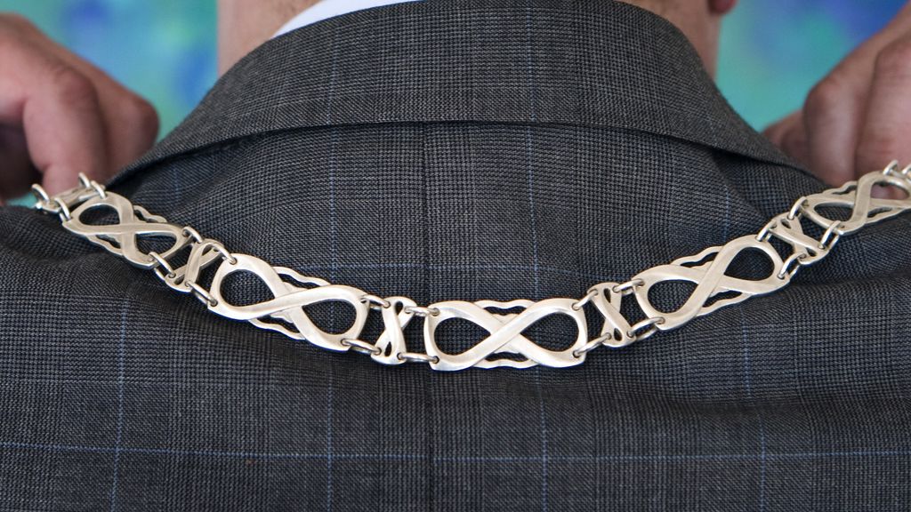 Oud-burgemeester Hendrik-Ido-Ambacht vast voor bezit van kinderporno