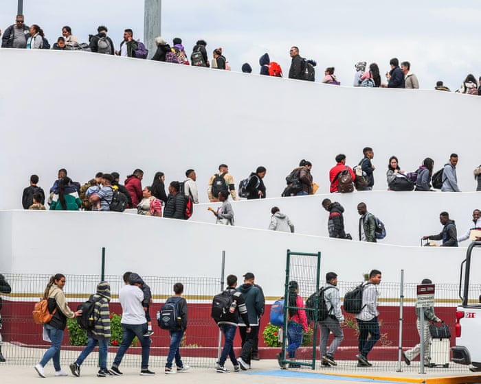 Supreme court lets Trump turn back asylum seekers at US-Mexico border