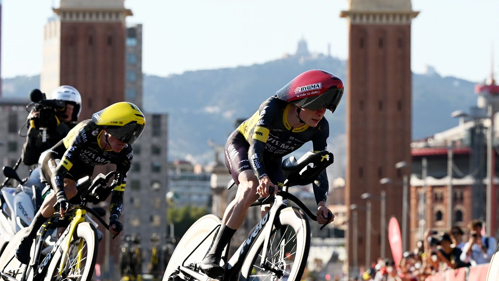 Vingegaard pakt op eerste Tourdag gele trui in Barcelona, Visma-Lease a Bike wint ploegentijdrit