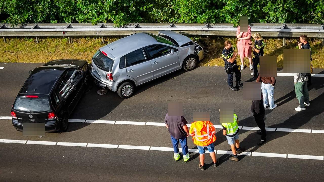 Drie auto's botsen in Erp nadat bestuurder in slaap valt, twee gewonden