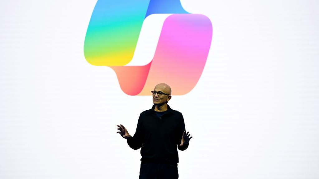 Microsoft-topman Nadella: ‘Beschouw krachtige AI als intern risico, bouw een noodrem in’