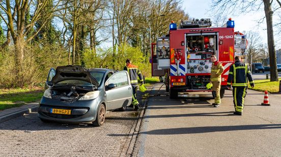 Brand onder autodashboard, moeder en dochtertje ongedeerd
