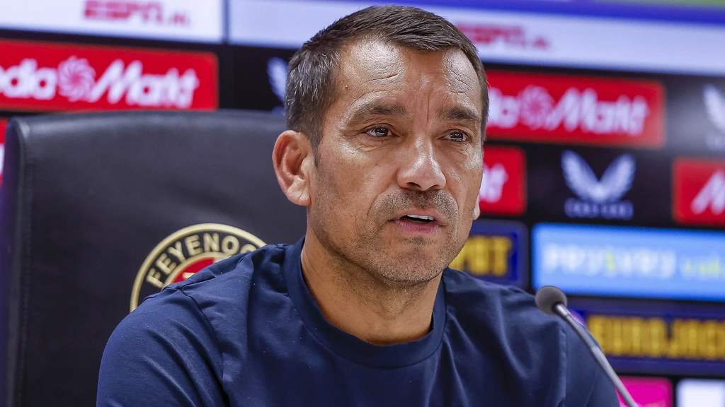 Van Bronckhorst verwacht sterker Feyenoord: 'Verval zat niet in het fysieke gedeelte'