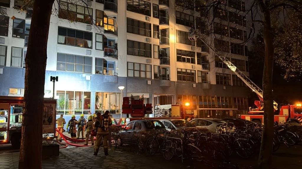 Dode bij brand in flat Amsterdam Nieuw-West, honderd woningen ontruimd