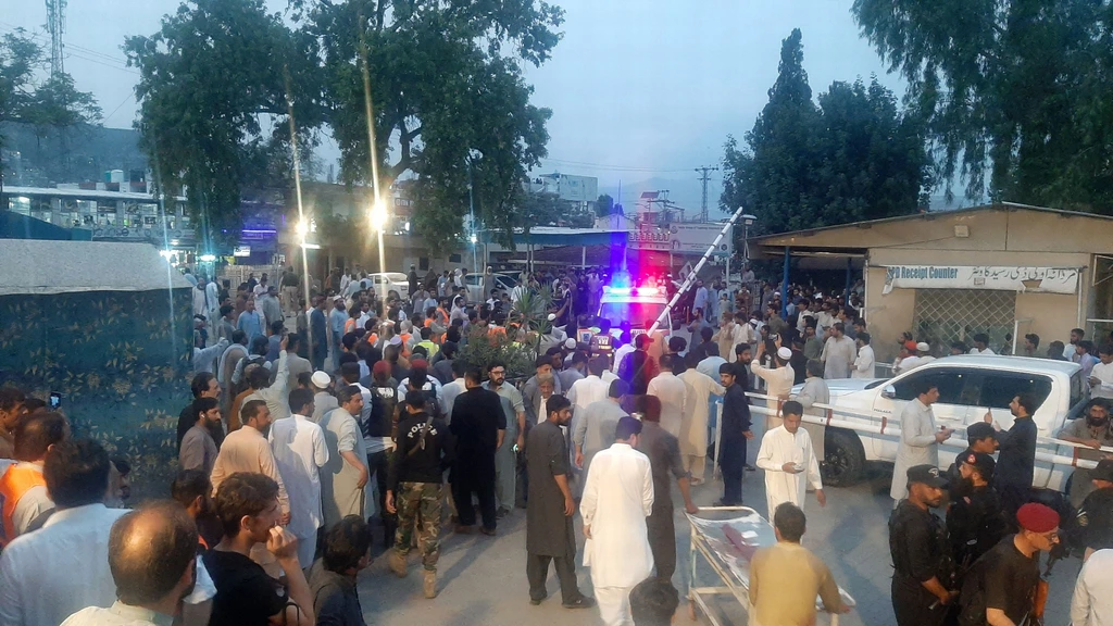 Zelfmoordaanslag op demonstratie bij politiebureau in Pakistan, zeker 14 doden