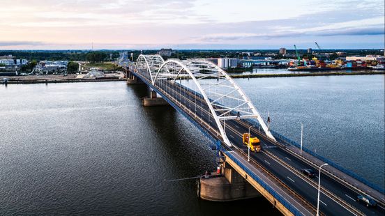 Handhaving verbod vrachtverkeer Merwedebrug van start gegaan