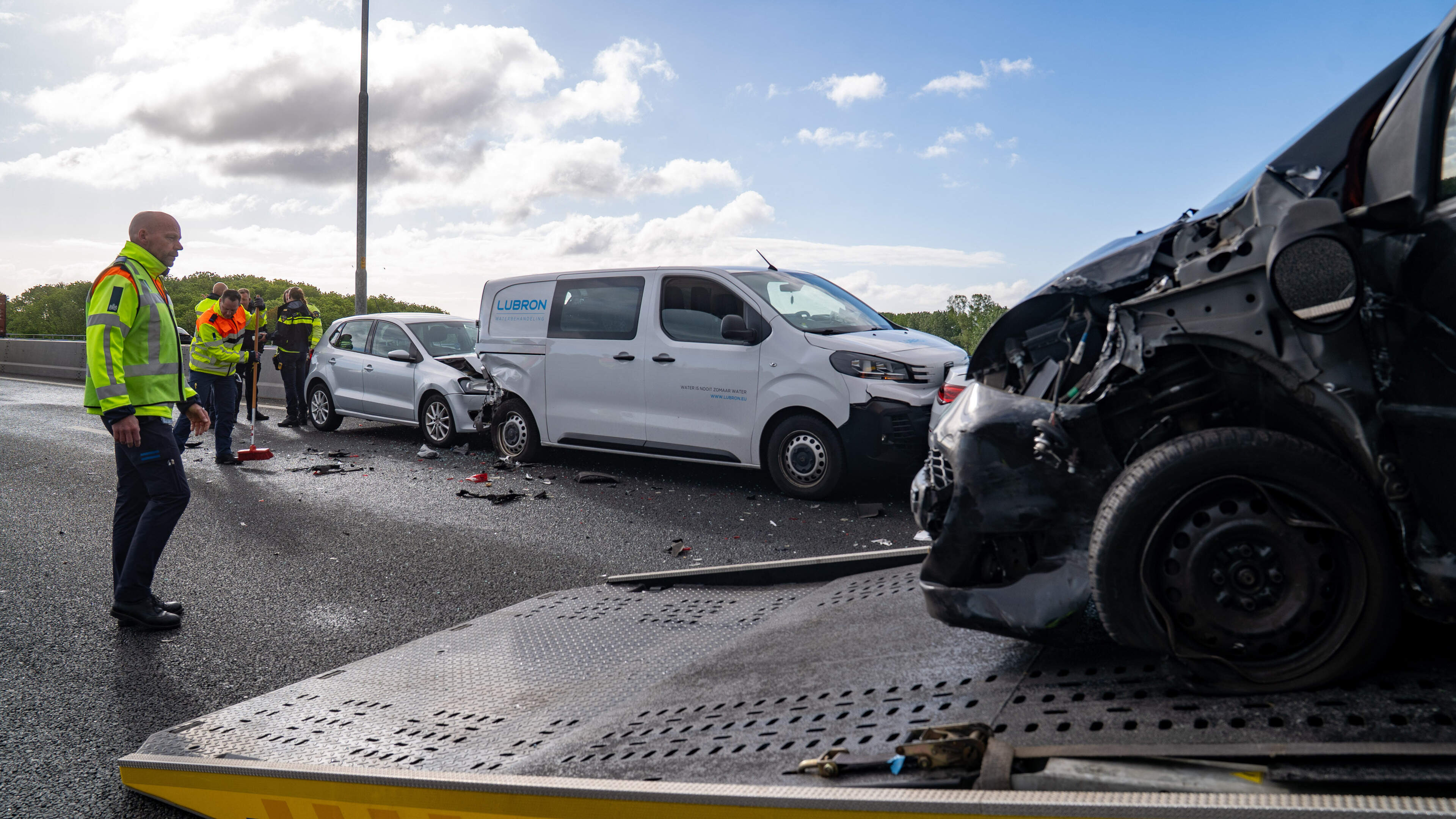 Chaos op A1 bij Deventer: 17 voertuigen betrokken bij kettingbotsing