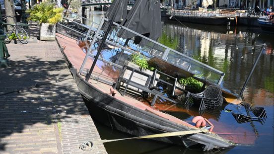 Terrasboot gezonken in gracht