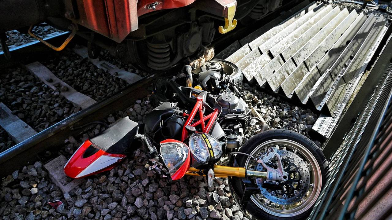 Motorrijder belandt op het spoor en kan net op tijd vluchten voor trein