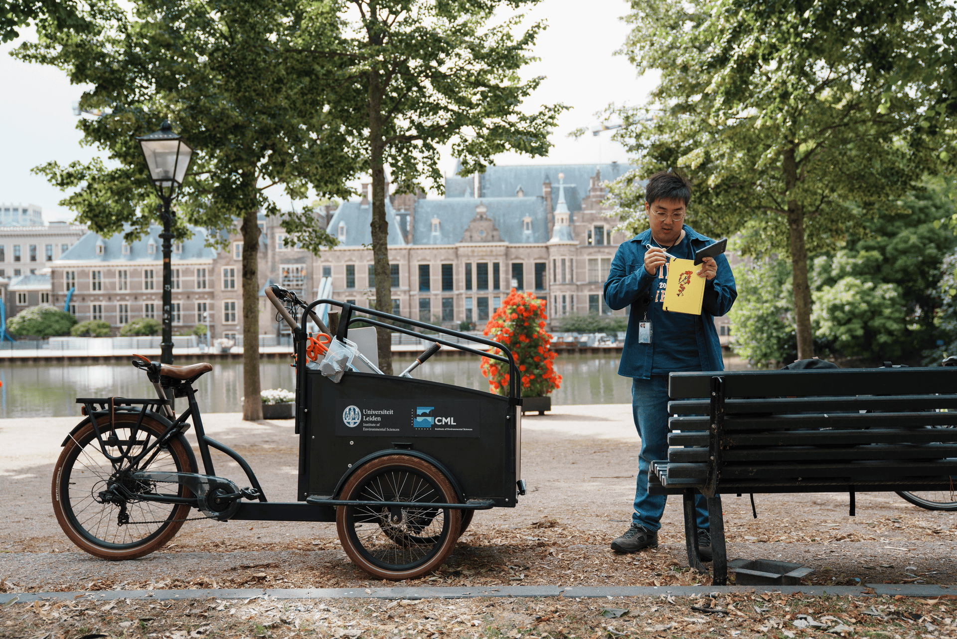 Steden moeten vergroenen om hittebestendig te worden. Maar niet met simpel groen: met <b>slim</b> groen. ‘Kijk, dit gras is niet heel blij’
