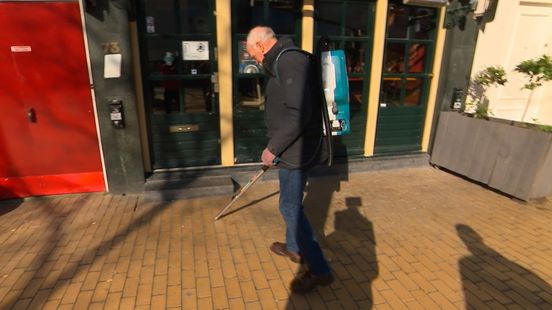 Met een peukenzuiger de straat op: 'Ik voel me soms een beetje gekke Henkie'