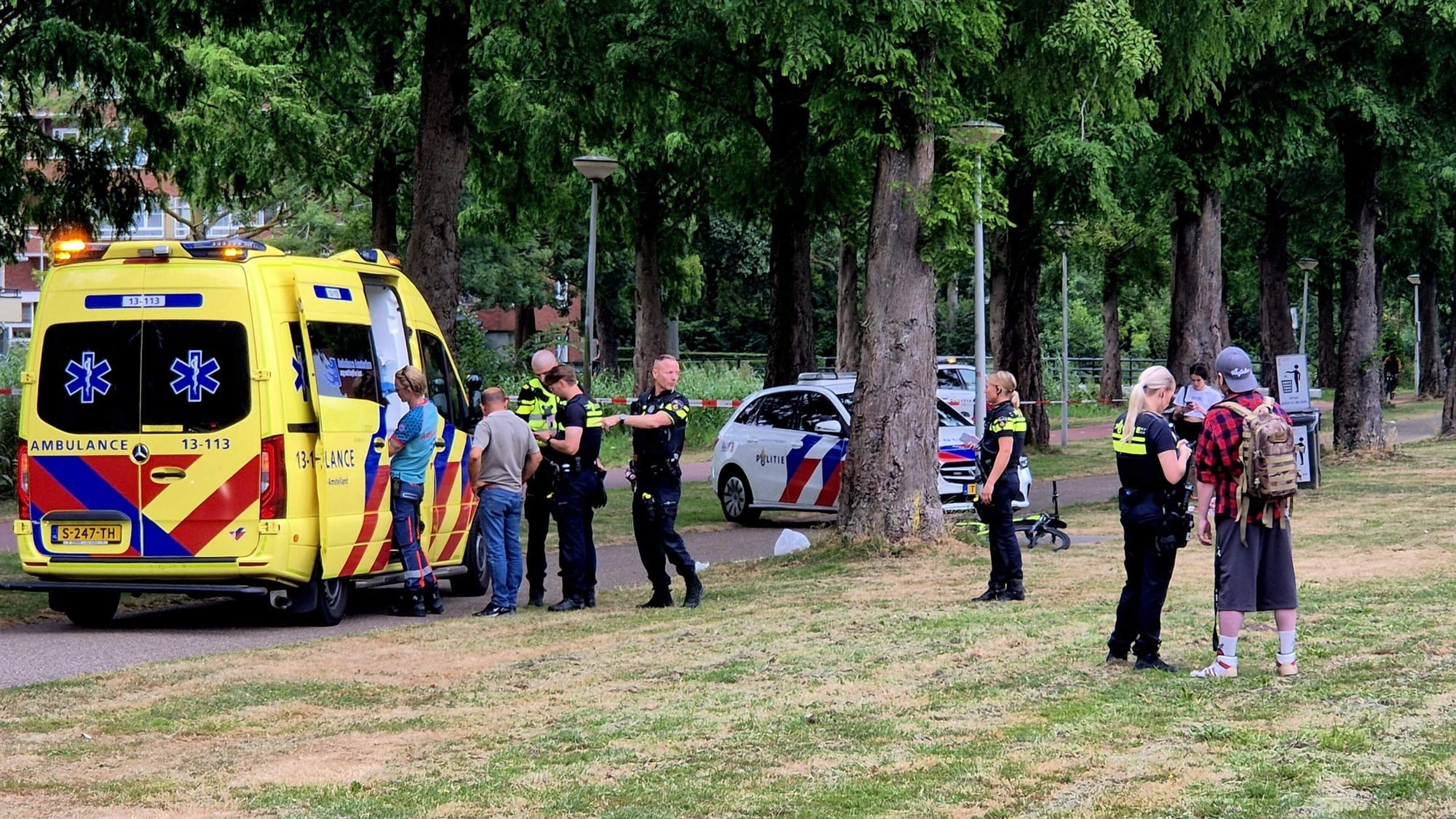 Schietpartij op klaarlichte dag in Amsterdam, en meteen ook steekpartij vlakbij: ’Het bloed spoot uit zijn been’