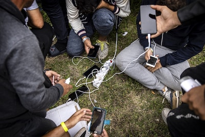 Screeningsdienst mag mobieltjes en laptops asielzoekers niet onderzoeken, stelt inspectie