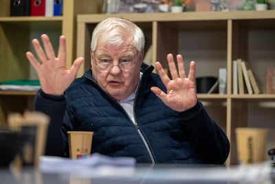 Hennie van der Most zit er verslagen bij, nu veilingmeester rondleiding geeft door pretpark: ‘Jammer, zo jammer’