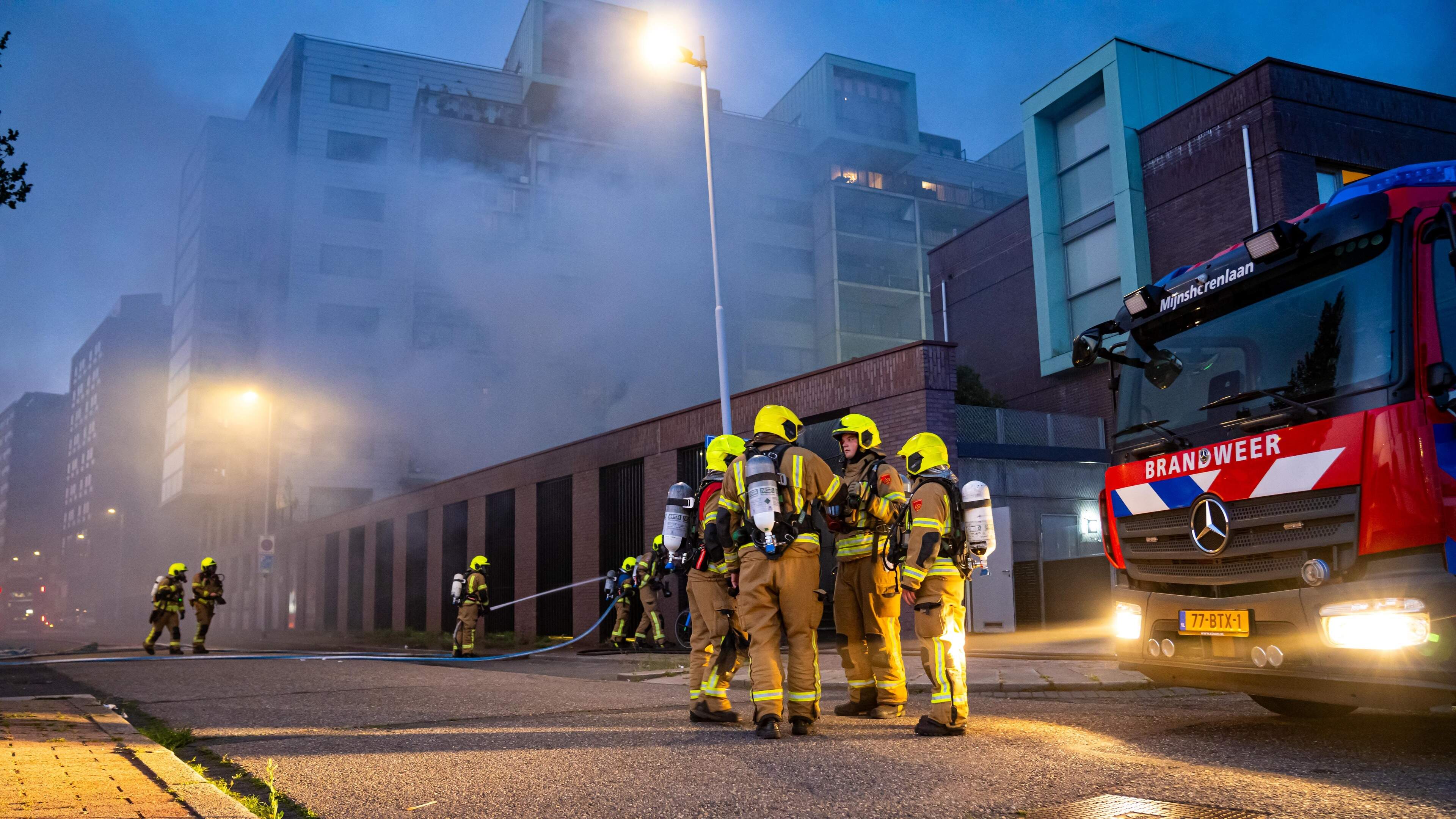 Grote brand in parkeergarage in Rotterdam, gebouw ontruimd