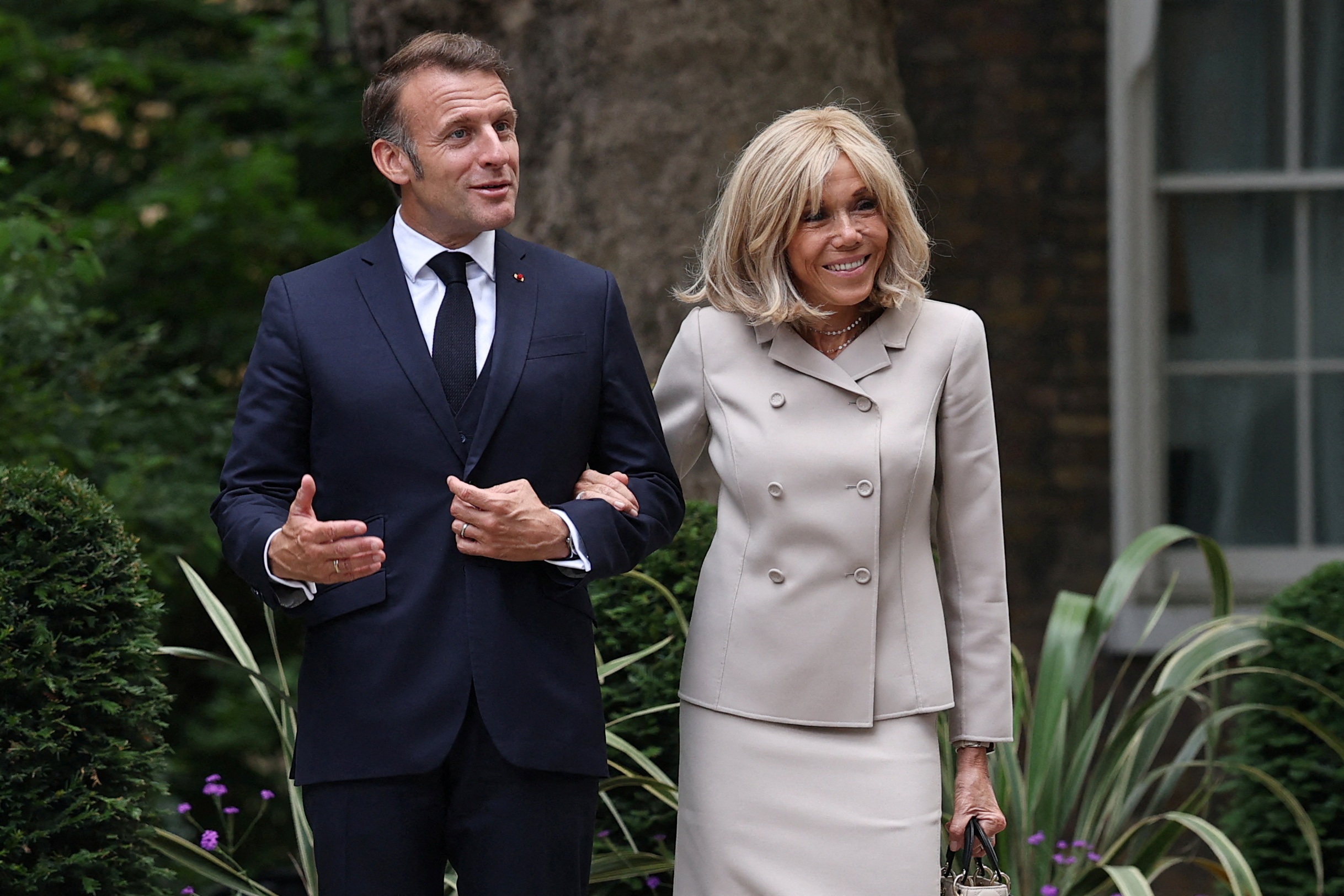 Brigitte Macron gaat in rechtbank bewijzen dat ze een vrouw is: ‘Verontrustend dat dit nodig is’