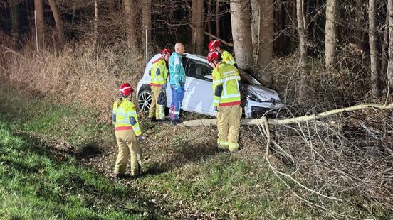 Auto schiet van A18 en slaat over de kop