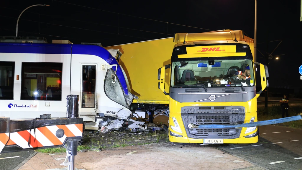 Tram in Den Haag ontspoord na botsing met vrachtwagen