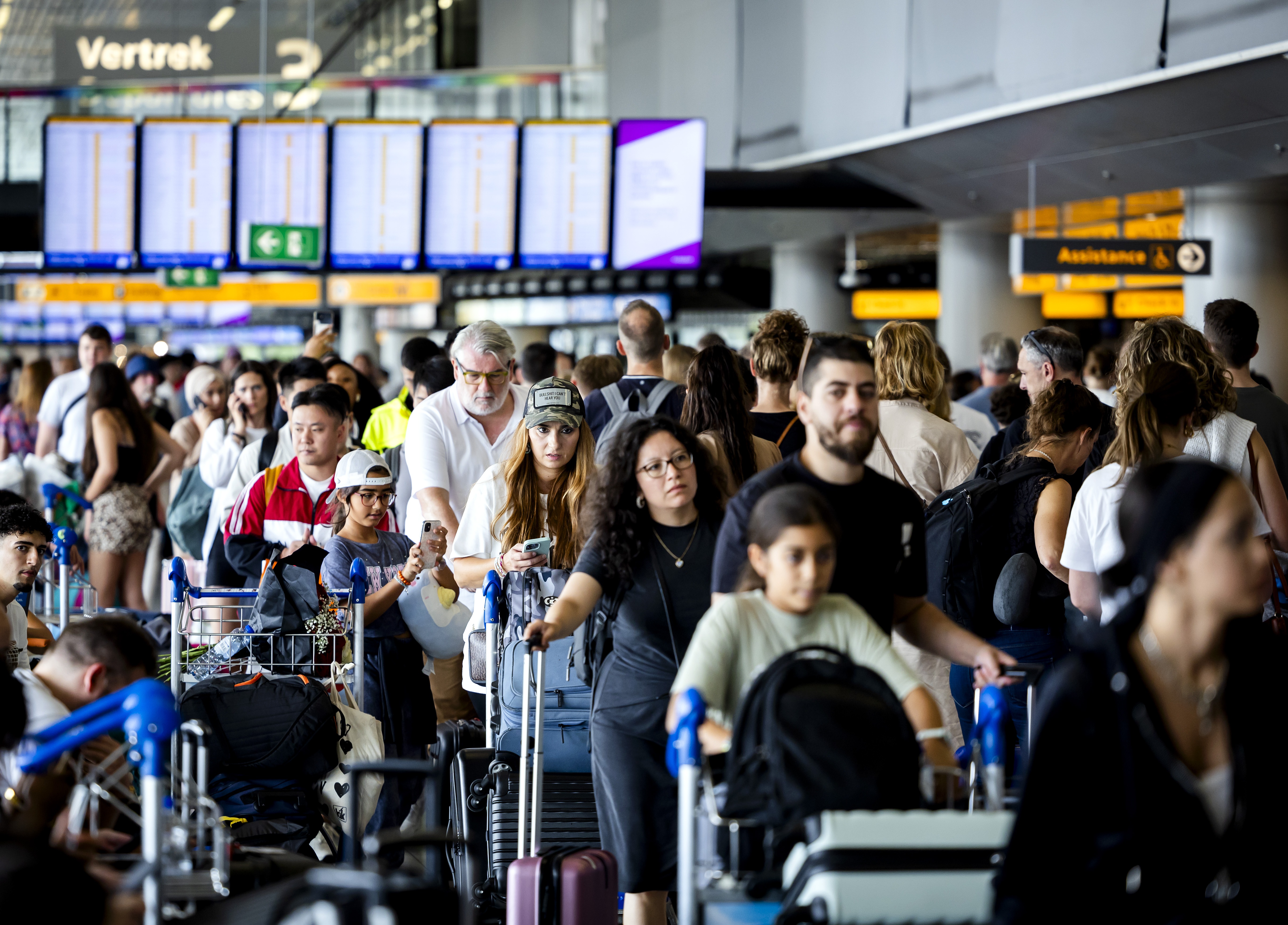 Drukke zomer op Schiphol: ziekteverzuim zorgt (weer) voor langere wachttijden en rijen