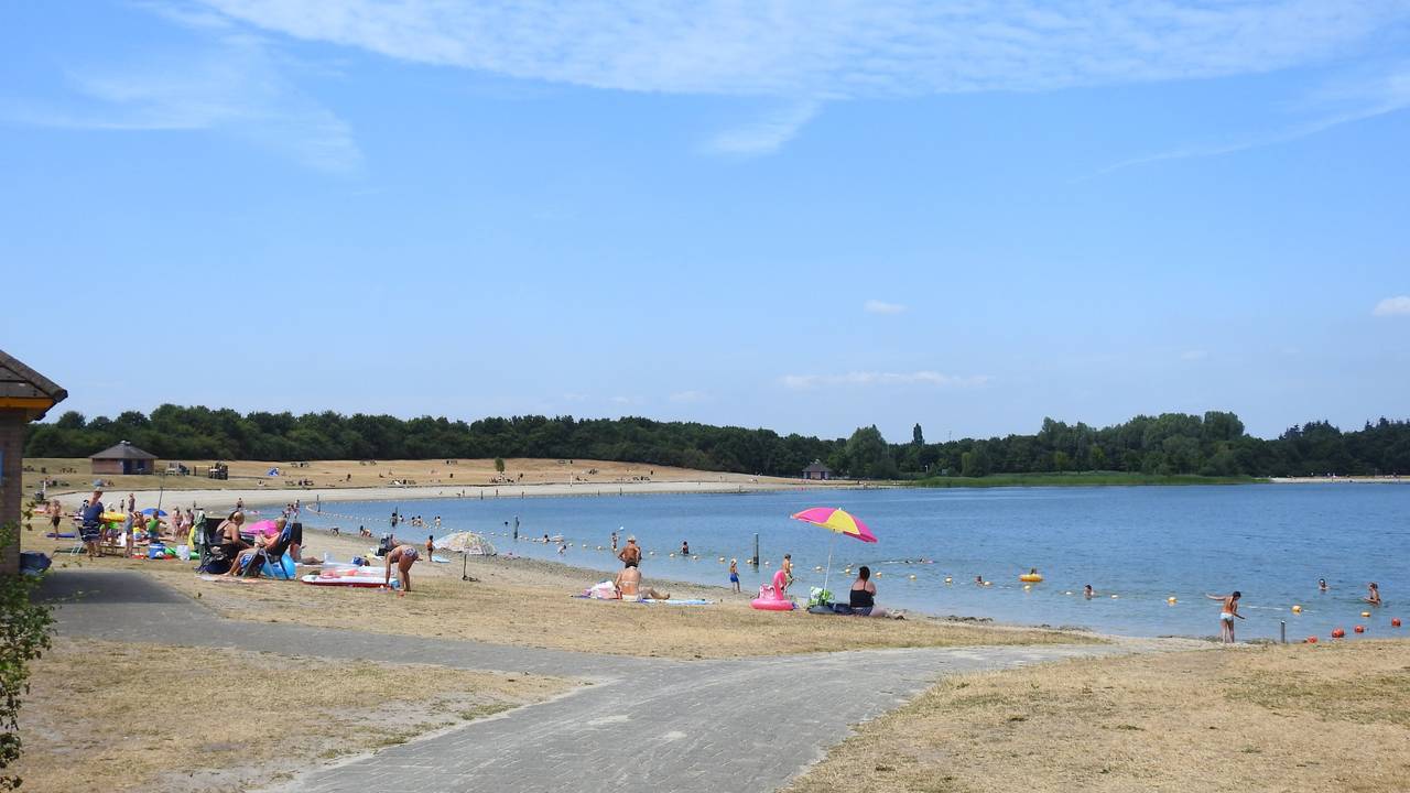 Zon schijnt volop, maar het water is nog koud: zo neem je veilig een duik