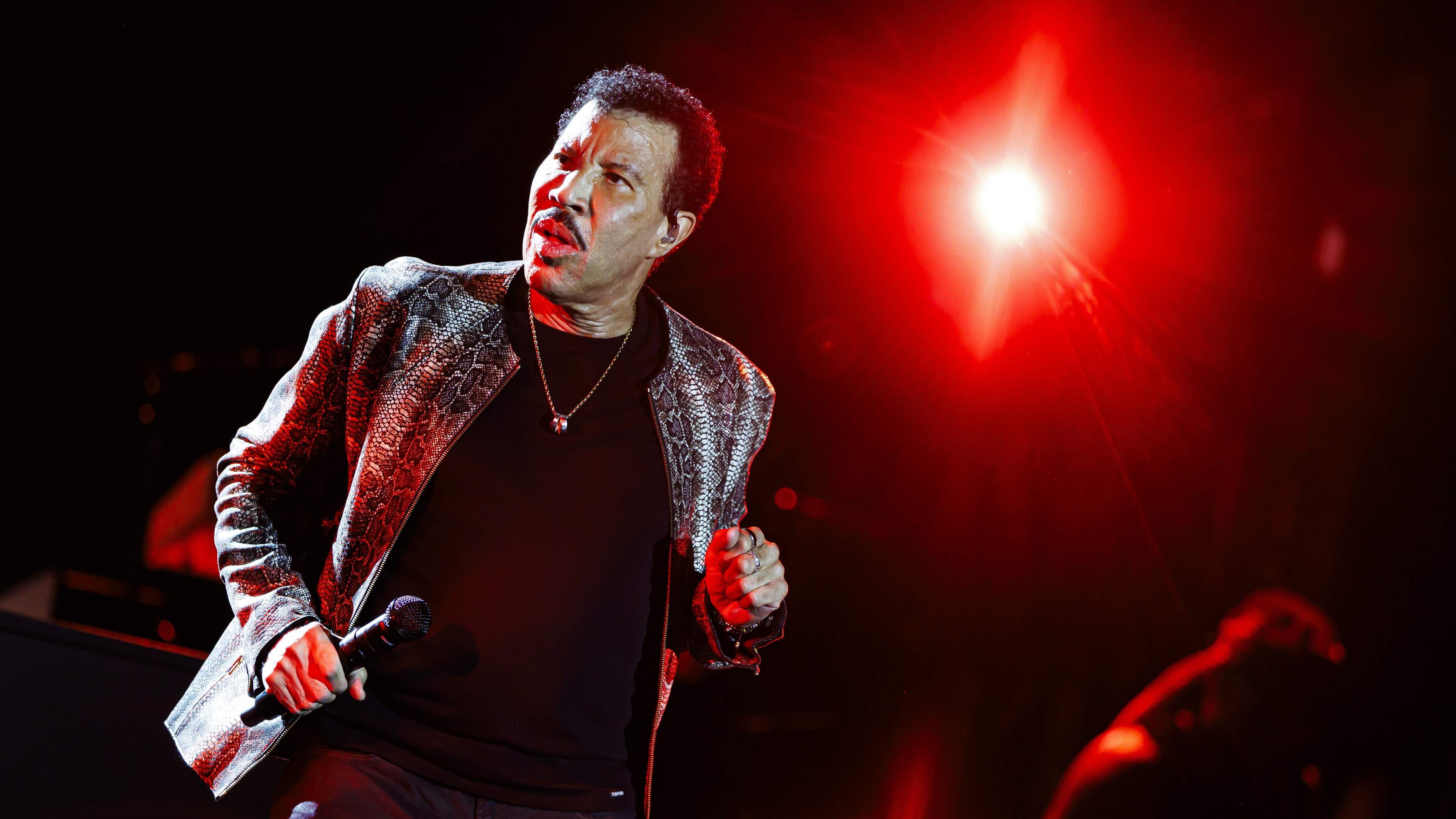 Lionel Richie (77) onwel tijdens concert en stopt show vroegtijdig