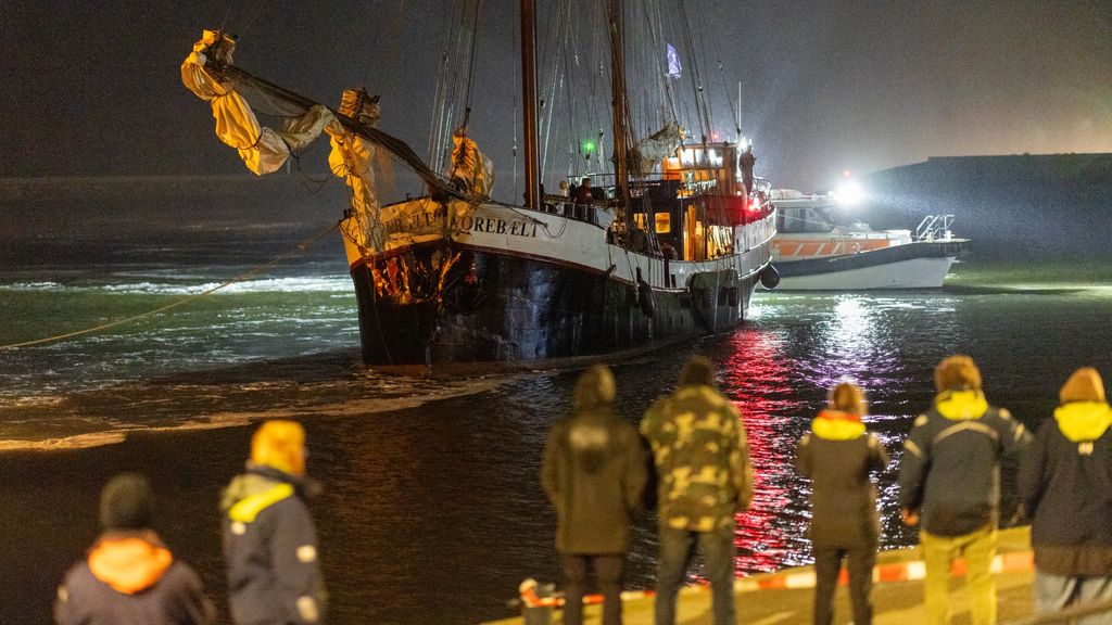 Vijf kinderen lichtgewond bij aanvaring met vrachtschip voor de kust bij Harlingen