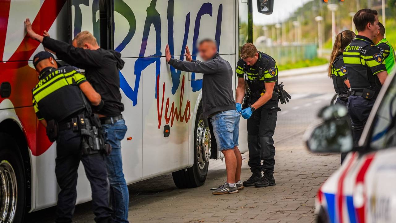 Massale knokpartij tussen 70 voetbalsupporters, politie rukt groots uit