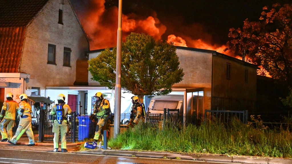 Grote brand bij autobedrijf Bunnik, gewonde naar het ziekenhuis