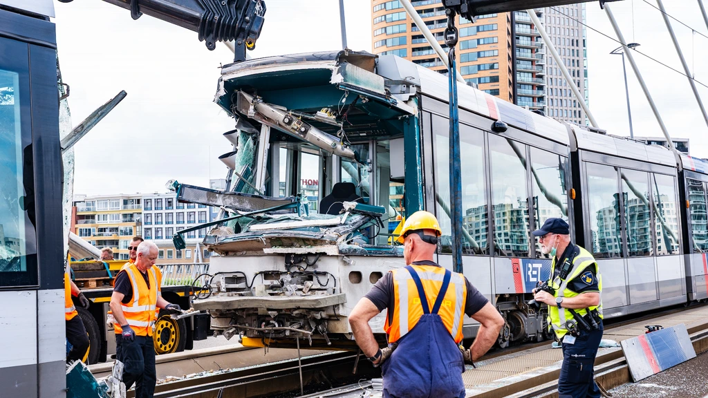 Alle verkeer hervat op Erasmusbrug na wegtakelen gebotste tramstellen