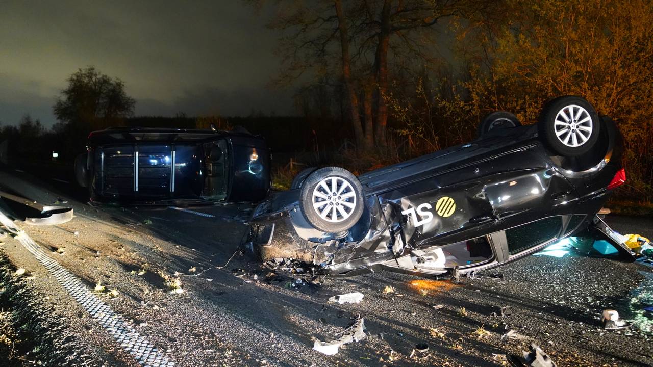 Auto ondersteboven na aanrijding op N279, twee gewonden