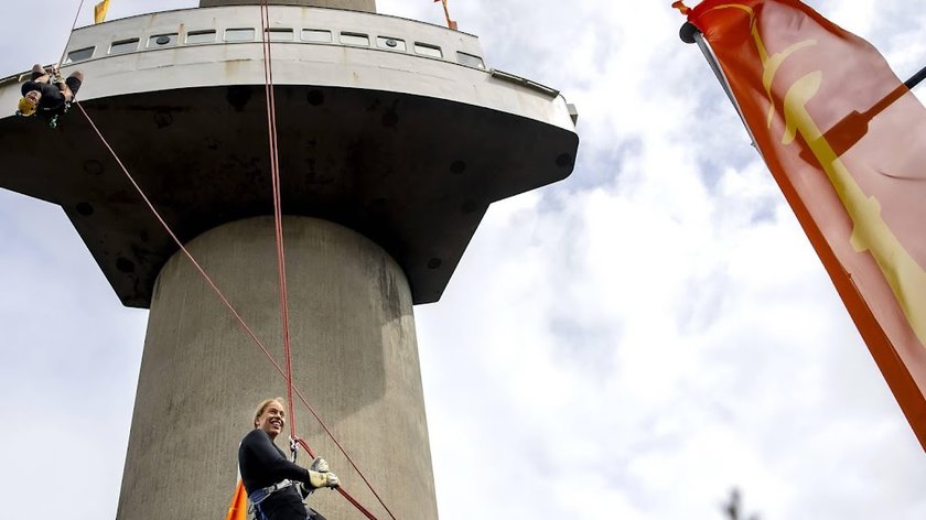 Schouten maakt met abseilen van Euromast verkiezingsbelofte waar