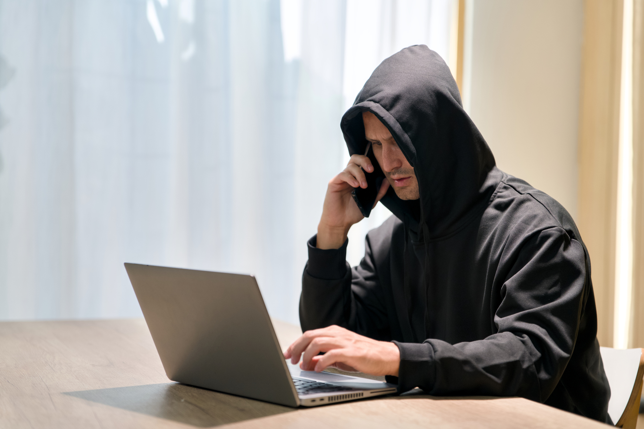 Politie verspreidt foto’s van 100 (mogelijke) oplichters: ‘Meld je, of je komt herkenbaar online’