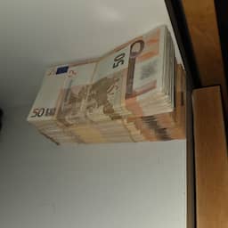 Politie vindt 340.000 euro, drugs en wapens in slaapkamer Zutphenaar