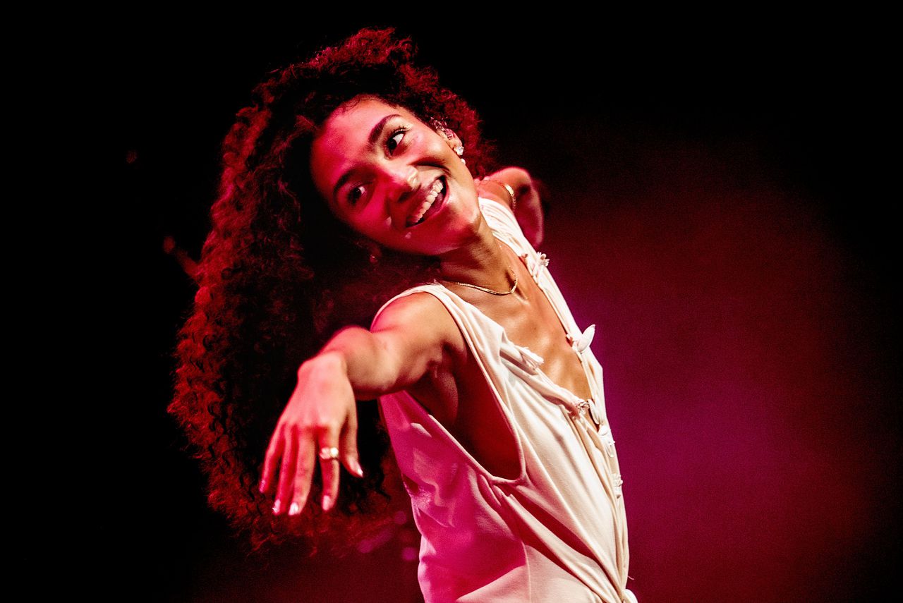 Olivia Dean glittert en overtuigt in de Ziggo Dome, maar haar sound kan live nog veel luxer klinken