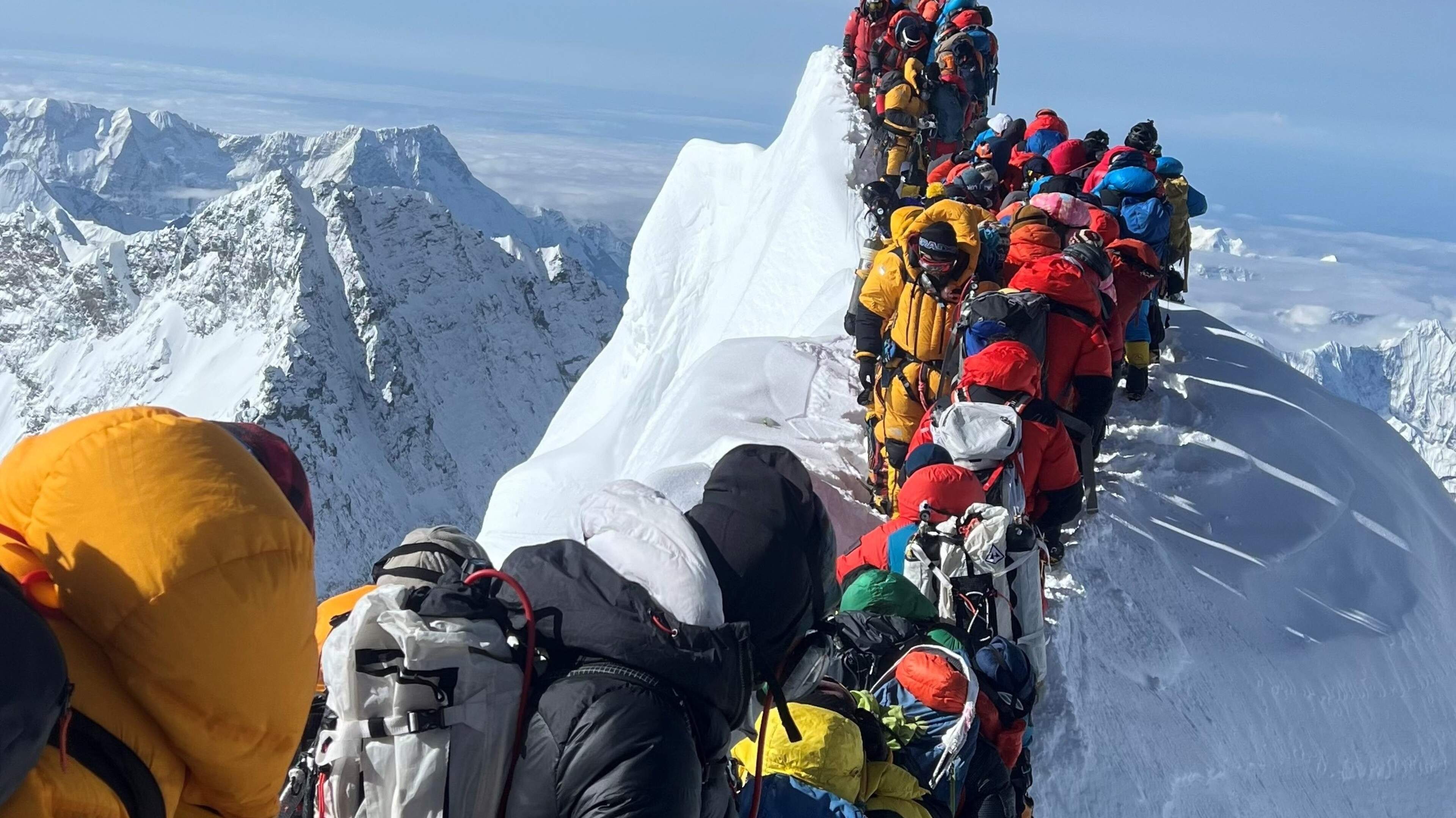 Reddingsactie op de Mount Everest in volle gang na onverwachte sneeuwstorm: lot van tweehonderd mensen nog altijd onzeker
