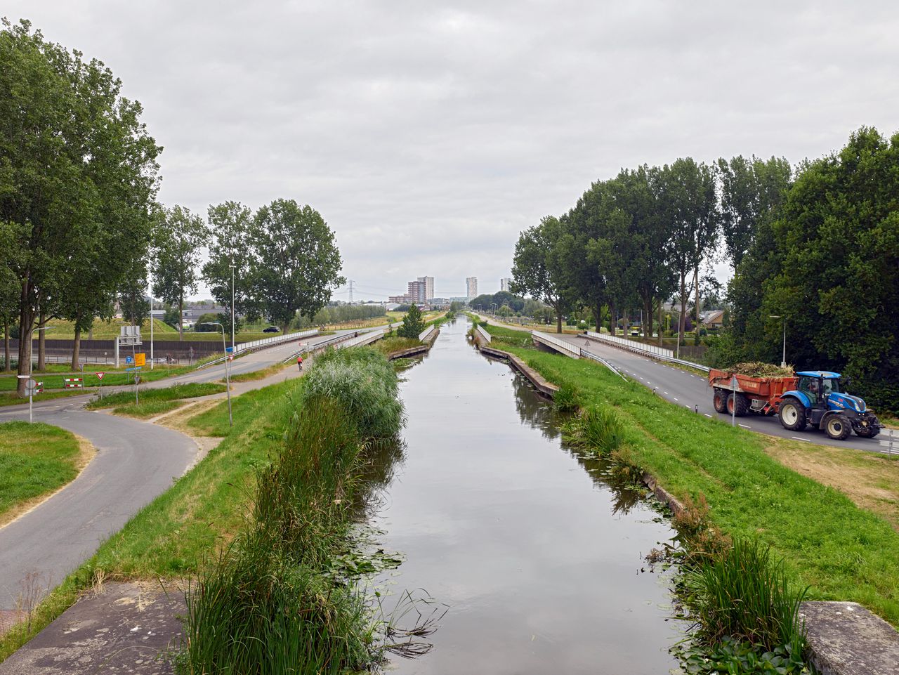 Vlak bij het laagste punt van Nederland zit een natte plek in de veendijk. ‘We gaan zorgen dat de dijk weer sterk genoeg is’