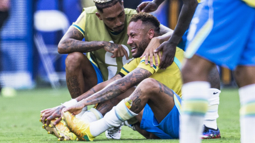 Neymar hint in tranen op afscheid: 'Ik heb het geprobeerd, nu is het voorbij'